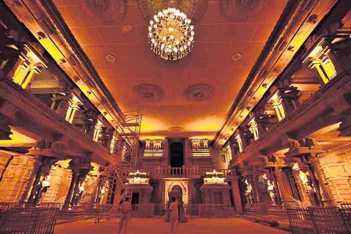 స్వర్ణ కాంతులమయం..యాదాద్రి ముఖ మండపం