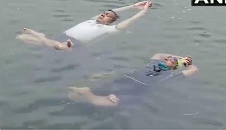 యోగా డే: స‌ర‌స్సులో శ‌వాస‌నాలు