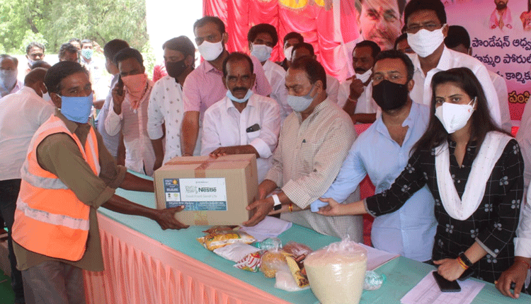 పారిశుధ్య, ఆశా వర్కర్ల కృషి మ‌రువ‌లేనిది