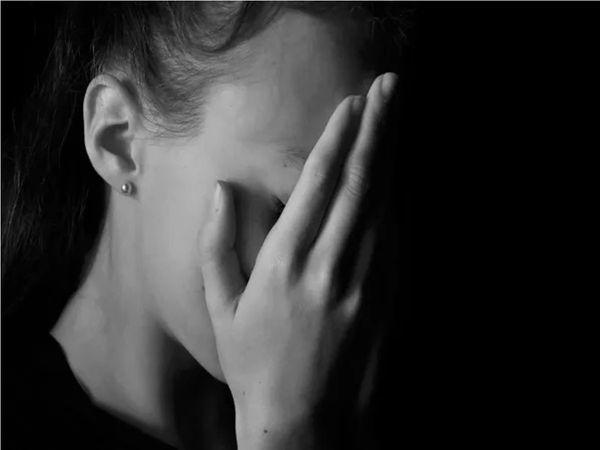 మ‌హిళా పోలీస్‌పై మామ లైంగిక దాడి : బాస‌ట‌గా నిల‌వాల్సిన‌ భ‌ర్త బ‌రితెగించాడు!