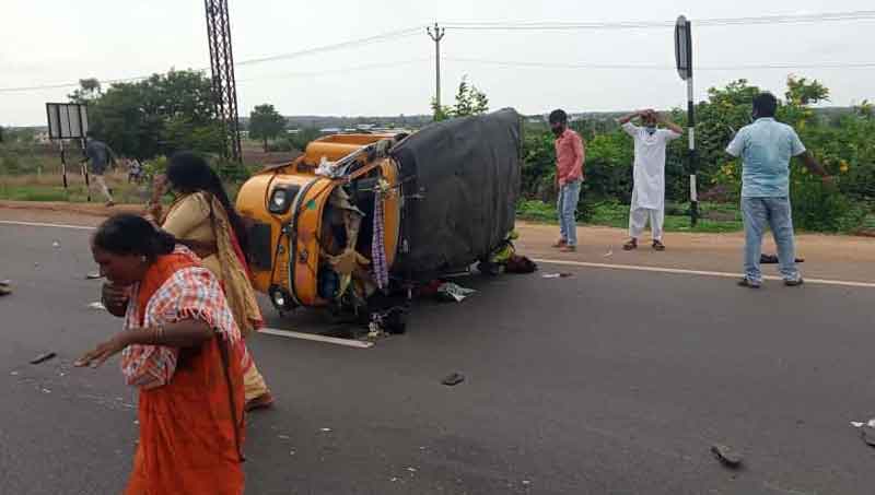 లారీ ఢీకొని ఇద్దరు మహిళల దుర్మరణం
