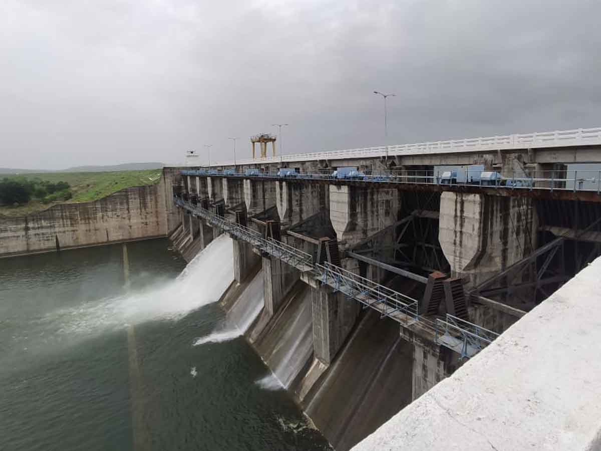 కుమ్రం భీం ప్రాజెక్ట్‌ గేట్‌ ఎత్తివేత