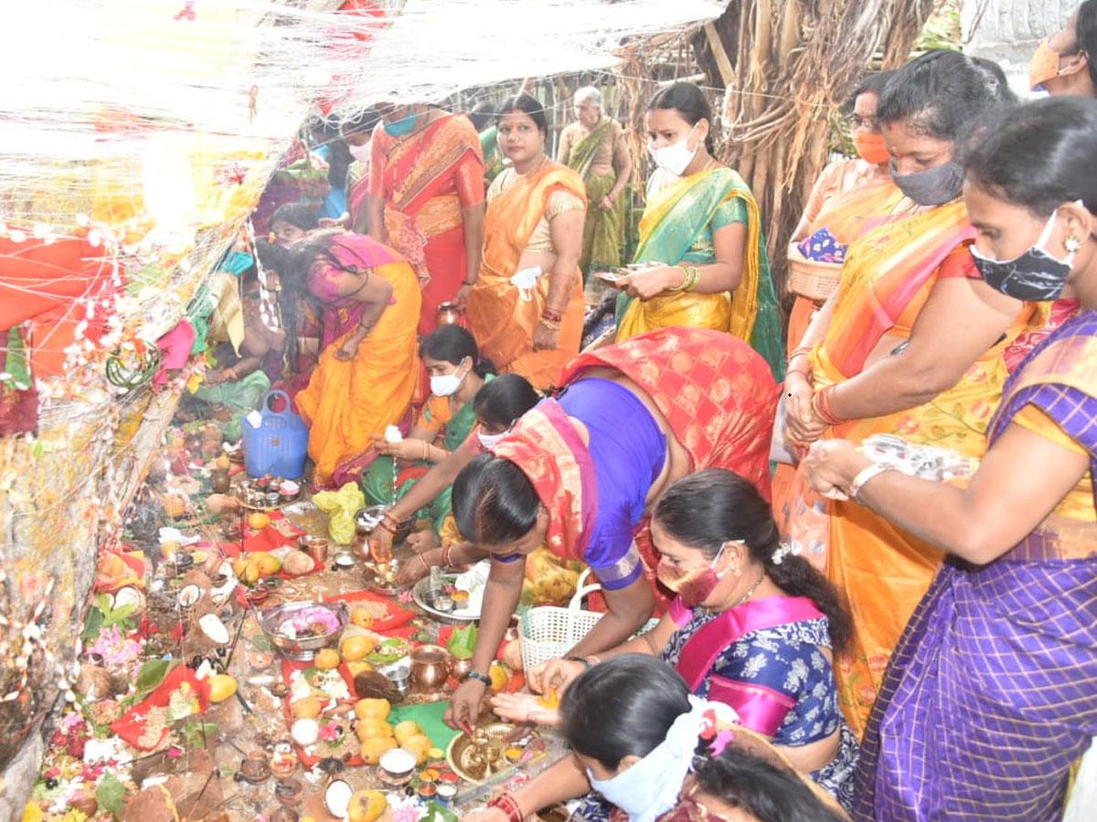 భక్తి శ్రద్ధలతో వటసావిత్రీ వ్రతం