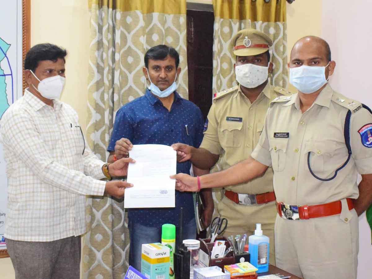 మావోయిస్టుకు భూమి పత్రాలను అందించిన ఎస్పీ