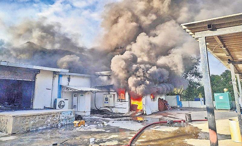 18 మంది ఆహుతి