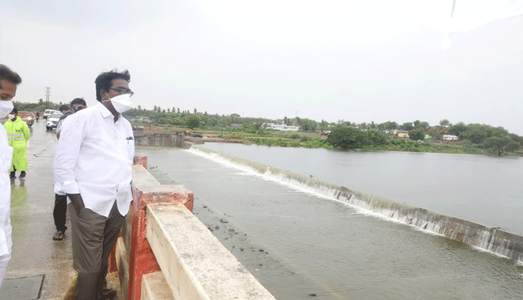 మత్తడి దుంకుతున్న ప్రకాష్ నగర్ చెక్ డ్యాం