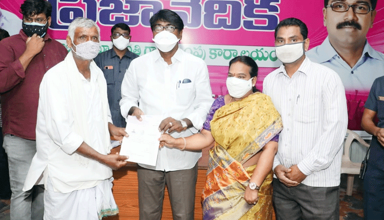 సీఎంఆర్‌ఎఫ్‌ చెక్కులు పంపిణీ చేసిన మంత్రి పువ్వాడ