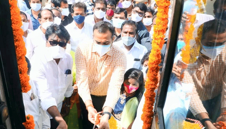 మొబైల్‌ ఐసీయూ బస్సులను  ప్రారంభించిన మంత్రి పువ్వాడ