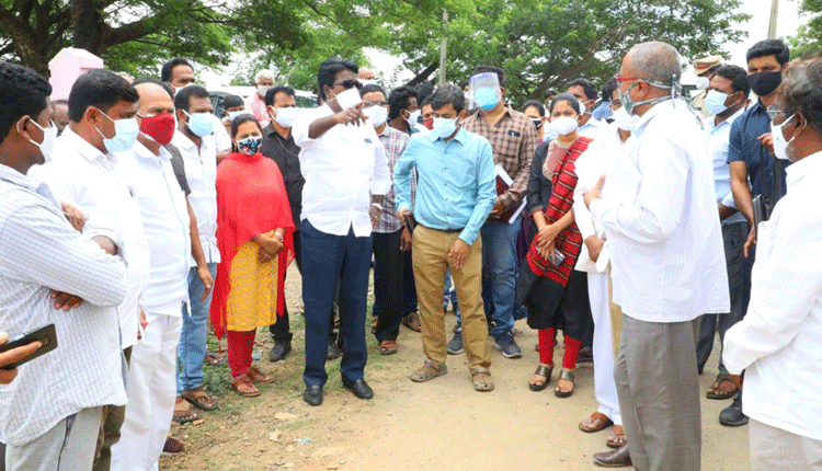 అభివృద్ధి పనుల్లో వేగం పెంచాలి : మంత్రి పువ్వాడ