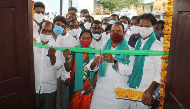 రైతు వేదికను ప్రారంభించిన మంత్రి ఐకే రెడ్డి