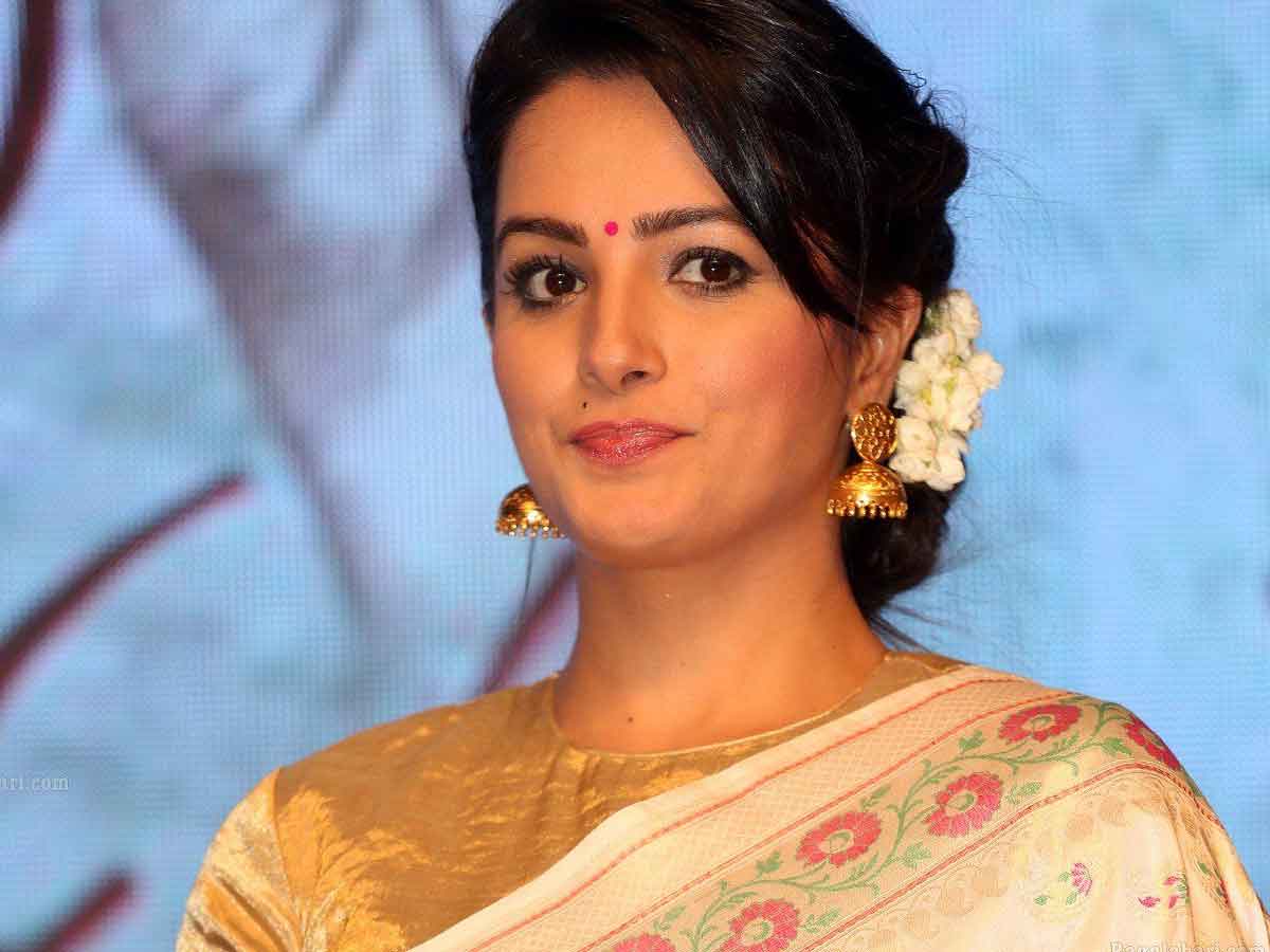 షాకింగ్ నిర్ణ‌యం తీసుకున్న నువ్వు నేను బ్యూటీ