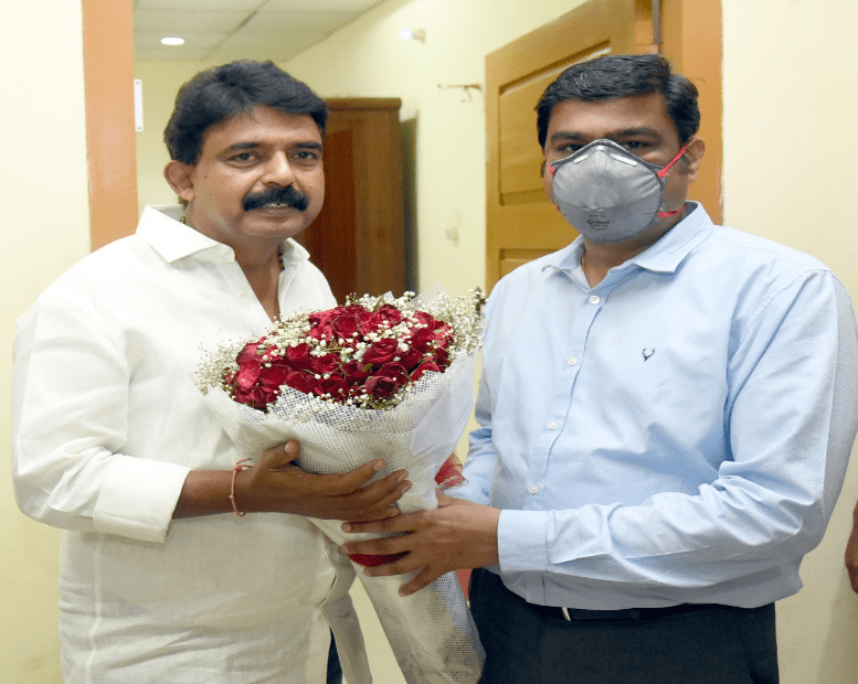 మంత్రి పేర్ని నానిని కలిసిన కలెక్టర్ జే.నివాస్…