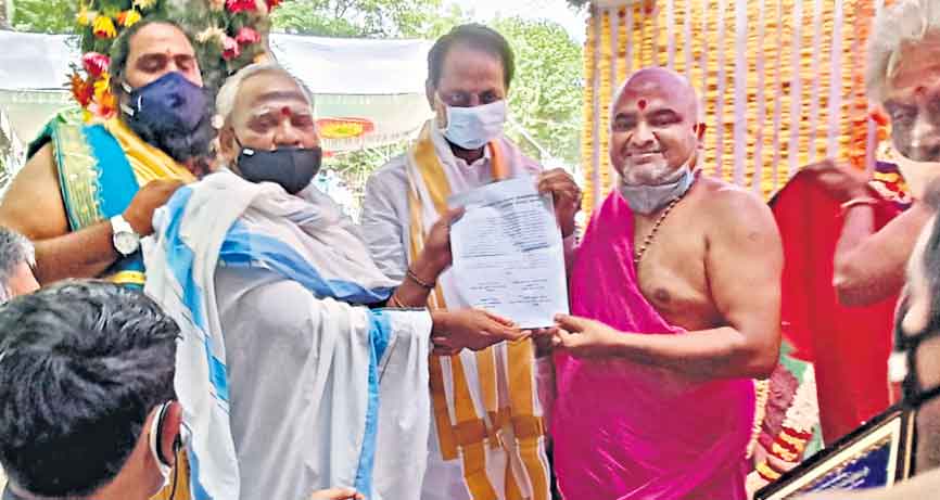 భృతిని 10 వేలకు పెంచండి: అర్చక సమాఖ్య