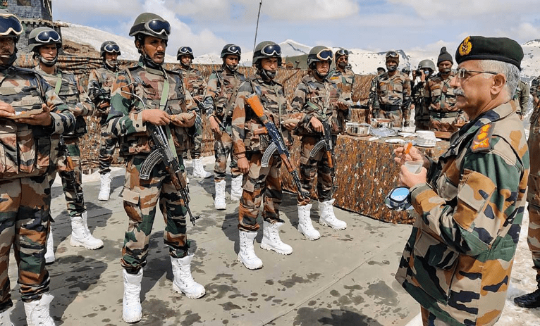 కశ్మీర్‌ నియంత్రణ రేఖ రక్షణ ఏర్పాట్లపై సైనికాధిపతి సమీక్ష..