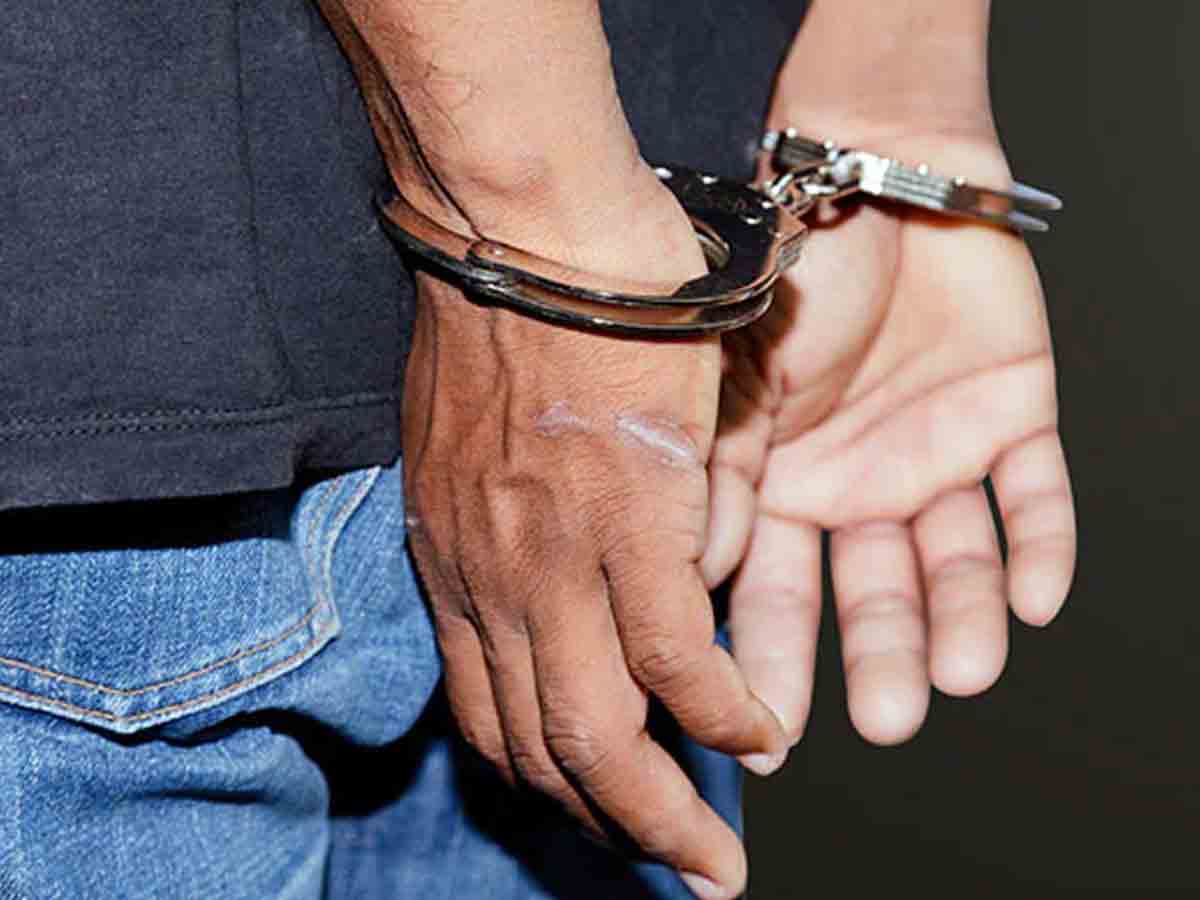 రూ. 100కే టీకా.. టీవీ యాజ‌మాన్యాన్ని ఏమార్చిన మోస‌గాడు