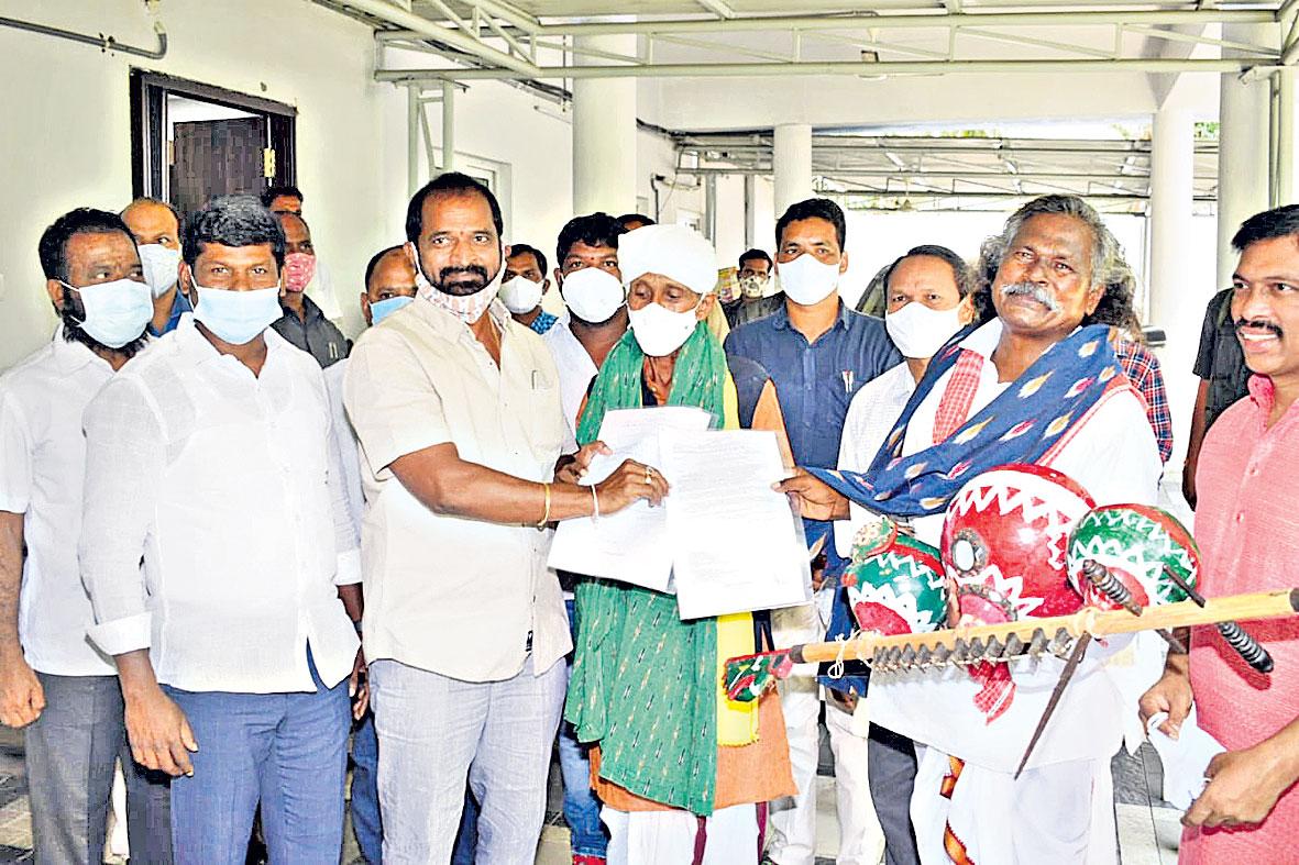 కళాకారులకు సముచిత గౌరవం