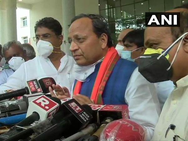 నాయ‌క‌త్వ మార్పుపై ఊహాగానాలు : య‌డియూర‌ప్ప‌కు అరుణ్ సింగ్ కితాబు