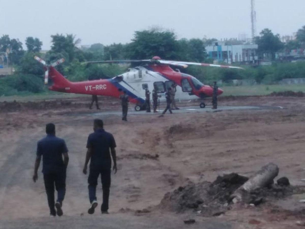 హెలికాప్టర్‌లో ఆసిఫాబాద్‌ చేరుకున్న డీజీపీ మహేందర్‌ రెడ్డి