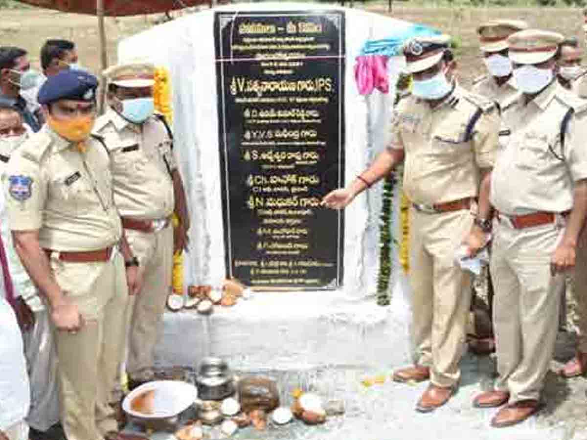 గిరిజ‌నుల క‌ల సాకారం చేసేలా 9.5 కి.మీ. రోడ్డేసిన ఆసిఫాబాద్ పోలీసులు