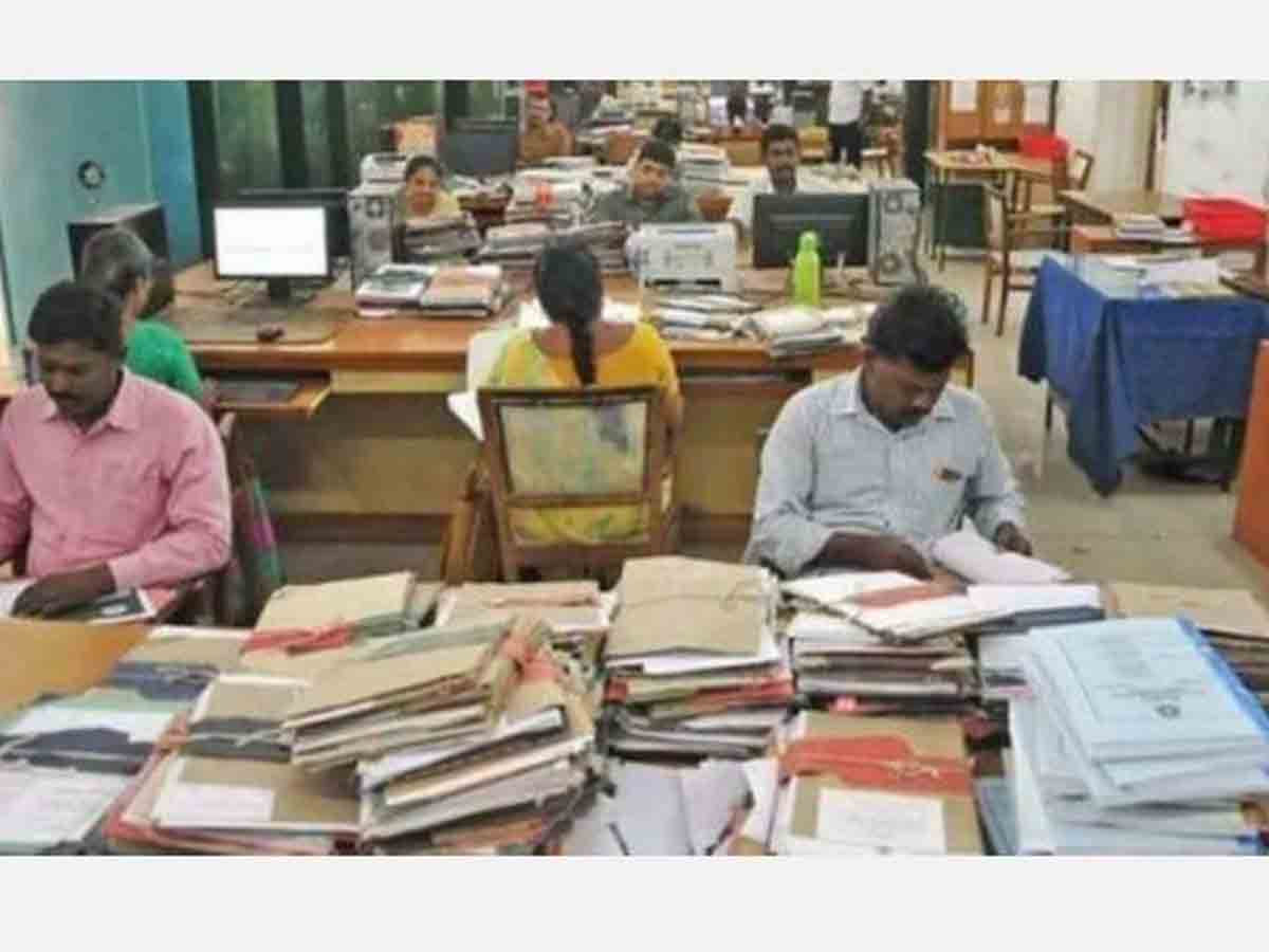 వ్యాక్సిన్‌ డబుల్ డోస్ పూర్తైన ఉద్యోగులు సోమ‌వారం నుండి విధుల్లో చేరాలి