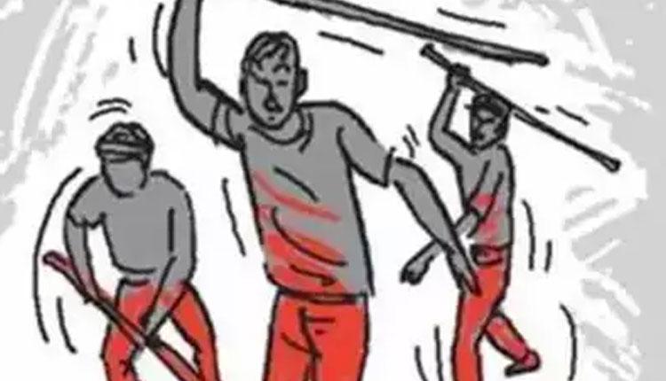 నివాస ప్రాంతంలో ఎందుకంత వేగం అన్నందుకు కుటుంబంపై దాడి