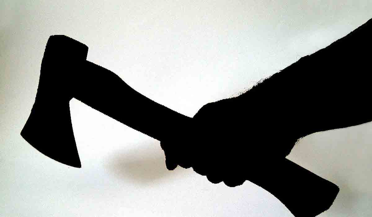 భూతగాదాలతో వ్యక్తిపై గొడ్డలితో దాడి