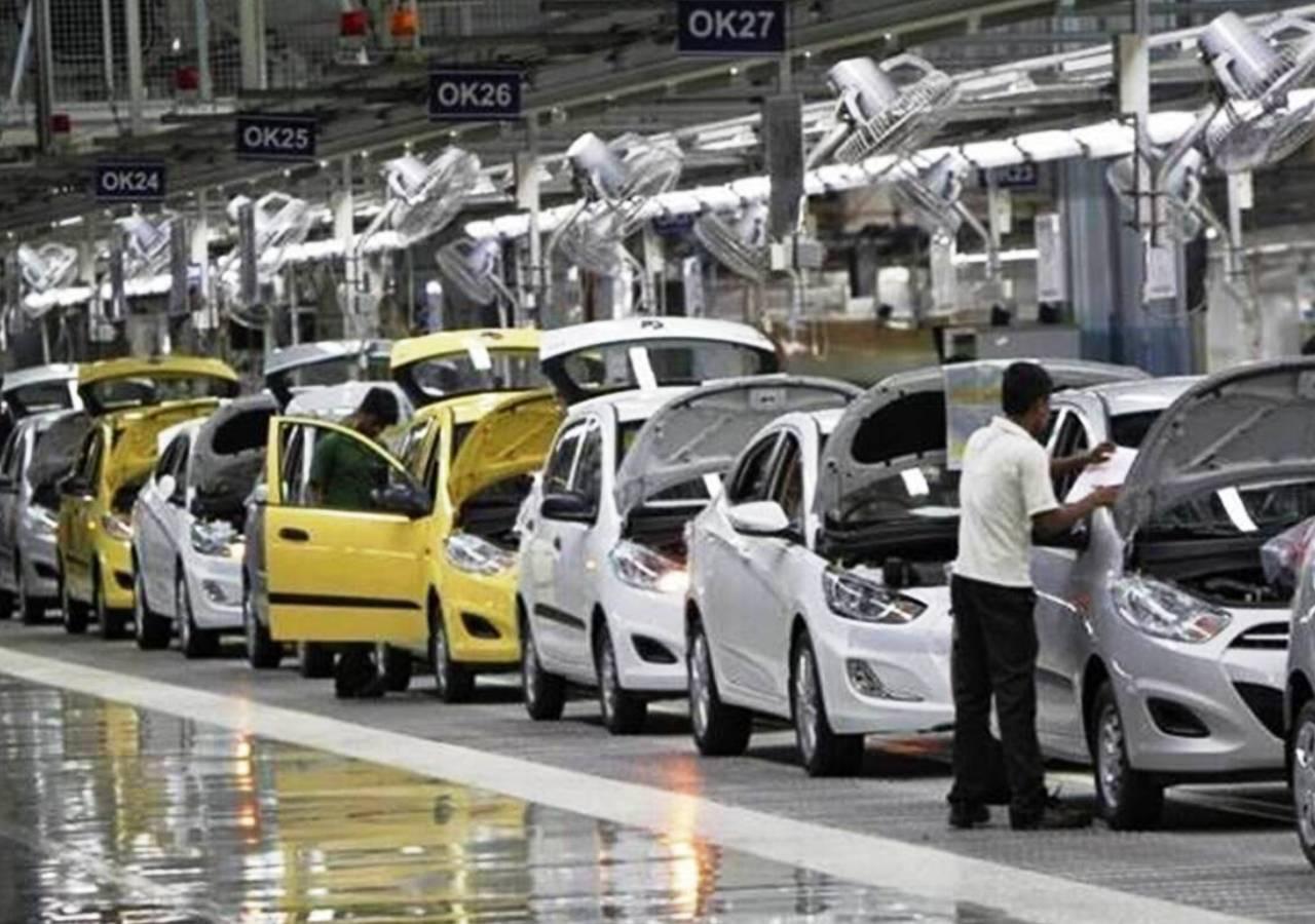 ప్యాసింజ‌ర్ వాహ‌నాల‌ సేల్స్‌లో పురోగ‌తి.. బ‌ట్ స‌వాళ్లు య‌ధాత‌థం!