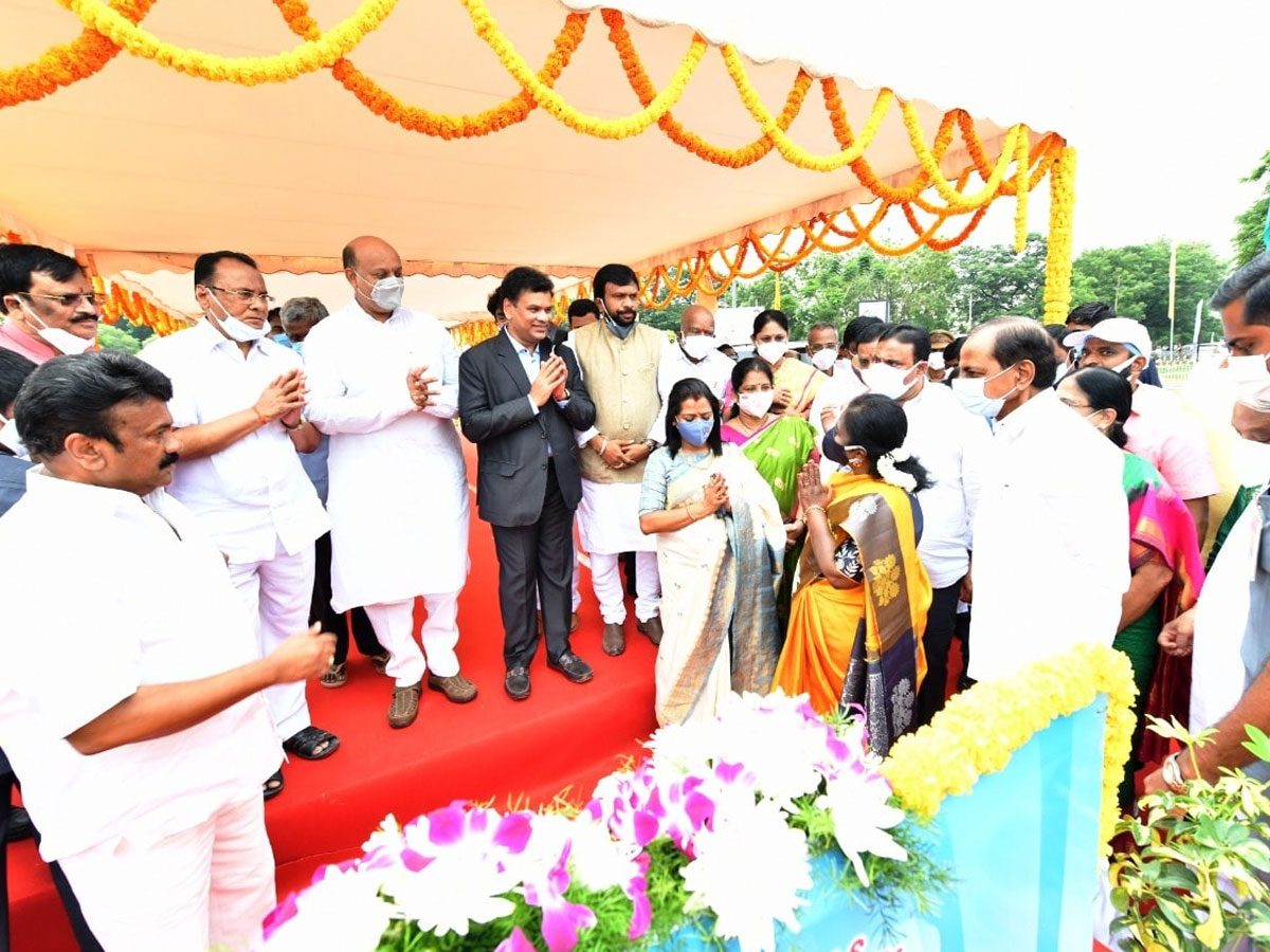 మహేష్ బిగాలను అభినందించిన సీఎం కేసీఆర్‌