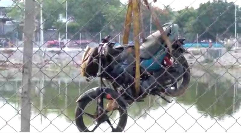 చేపల కోసం వల వేస్తే.. చిక్కింది బైక్‌