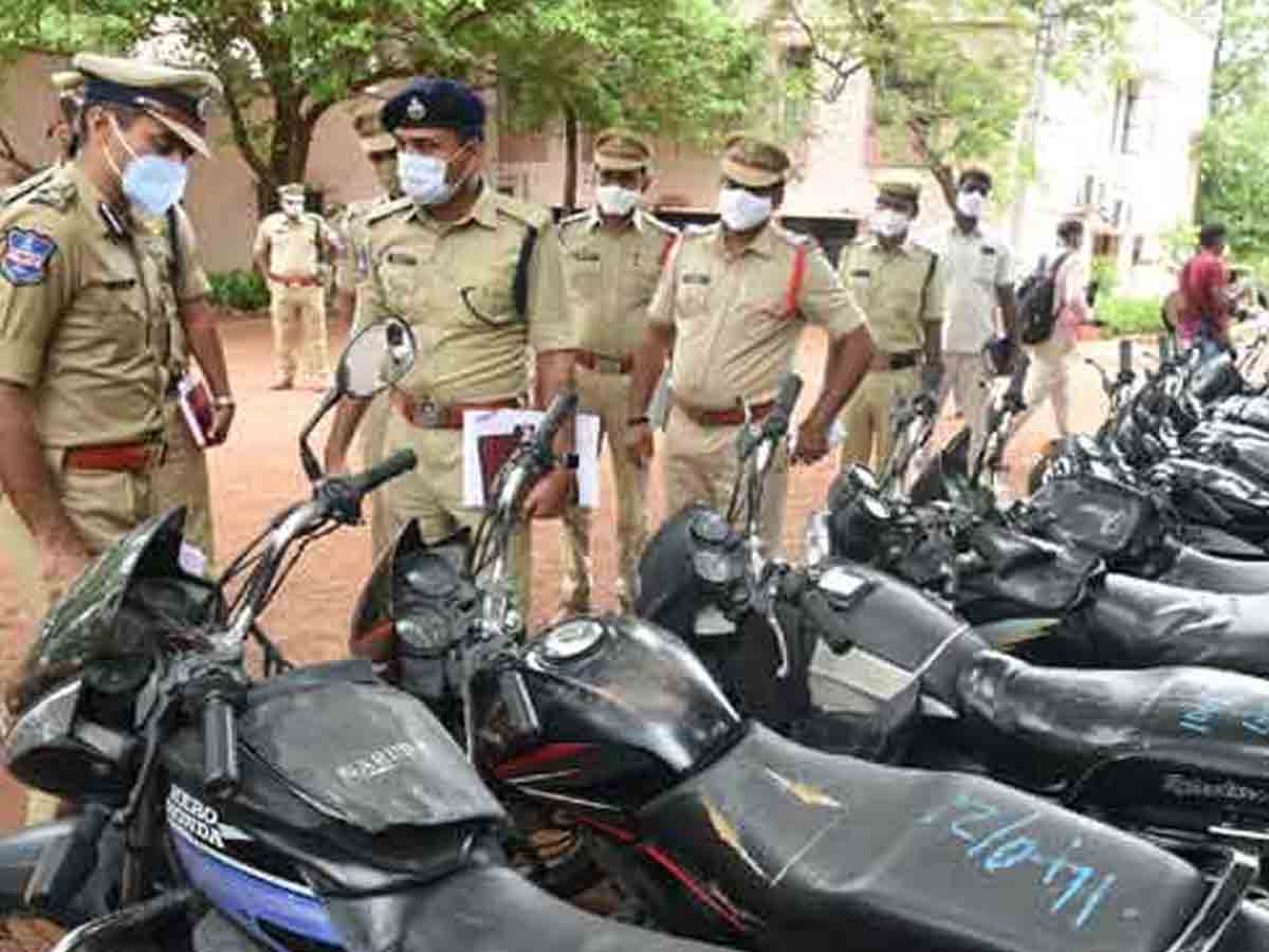 బైక్ దొంగ‌ల ముఠా అరెస్టు.. 19 బైక్‌లు స్వాధీనం