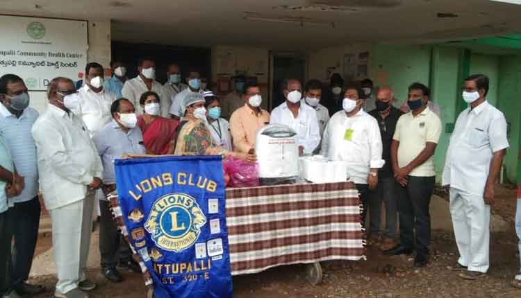 ప్రభుత్వాసుపత్రికి ఆక్సిజన్‌ కాన్సన్‌ట్రేటర్‌ అందజేత