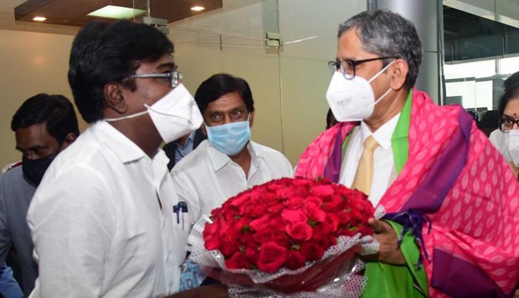 సీజేఐకి మంత్రి పువ్వాడ స్వాగతం