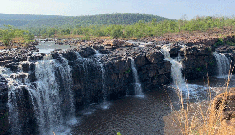 ప‌ర‌వ‌ళ్లు తొక్కుతున్న బొగ‌త జ‌ల‌పాతం