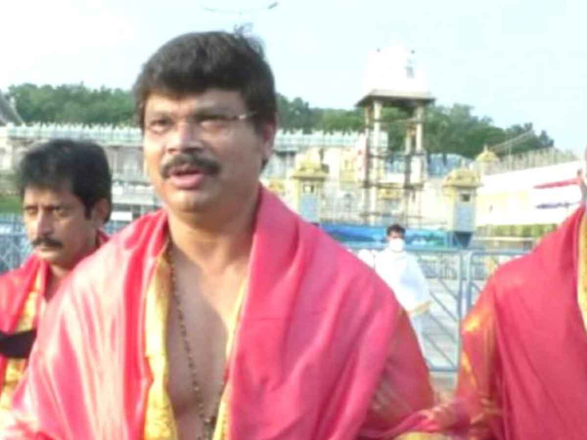 తిరుమల శ్రీవారిని దర్శించుకున్న బోయపాటి శ్రీను..