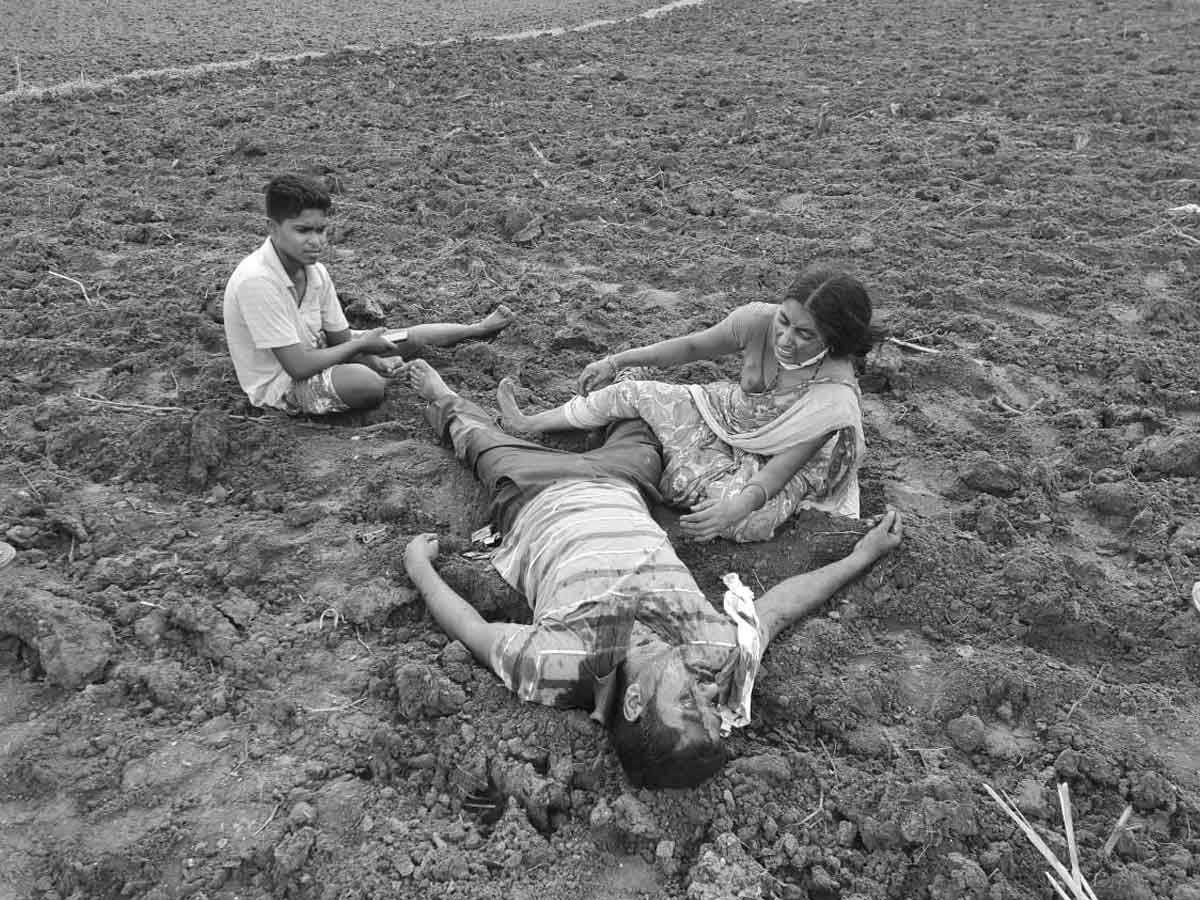 భూ తగాదాలతో తండ్రీ, కొడుకుల దారుణ హత్య