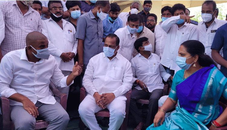 ప్రభుత్వ విప్ బాల్క సుమన్‌ను పరామర్శించిన ఎమ్మెల్సీ కవిత