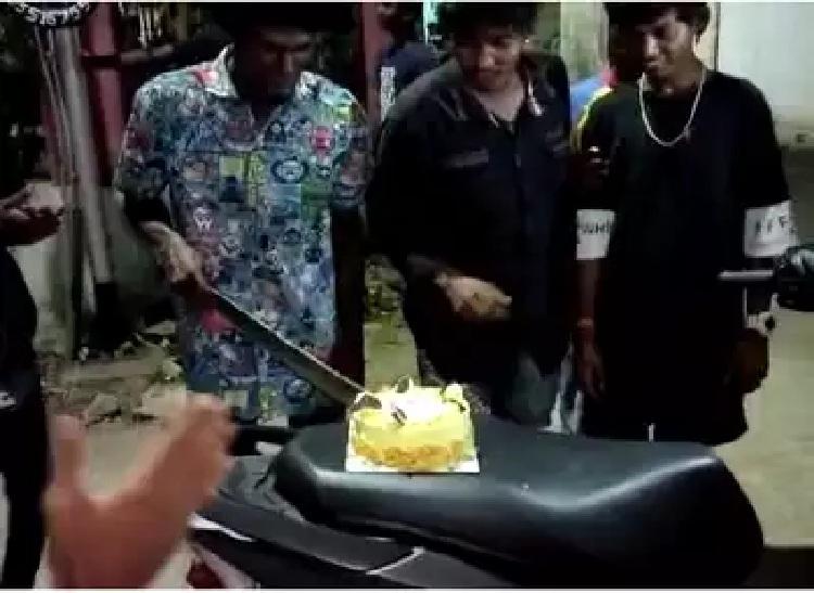 మ‌చ్చుక‌త్తితో కేక్ క‌ట్టింగ్‌.. ఆరుగురు యువ‌కులు అరెస్టు