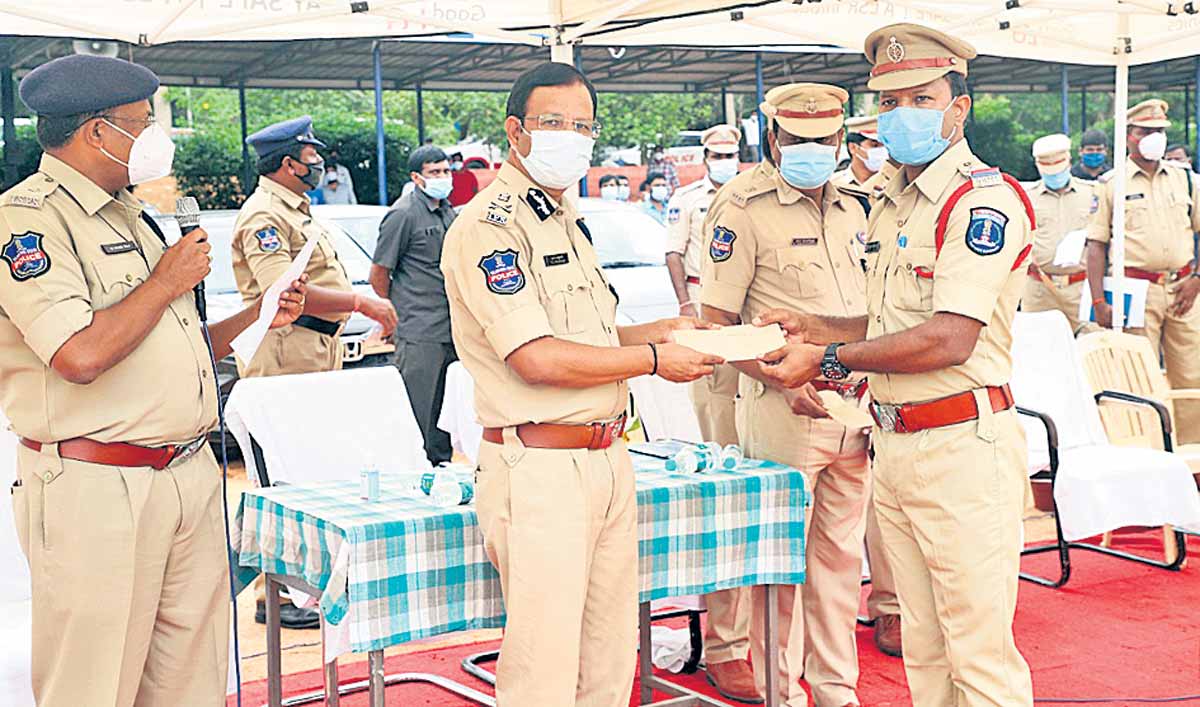 అద్దెకని తీసుకొని.. అమ్మకానికి పెట్టాడు..