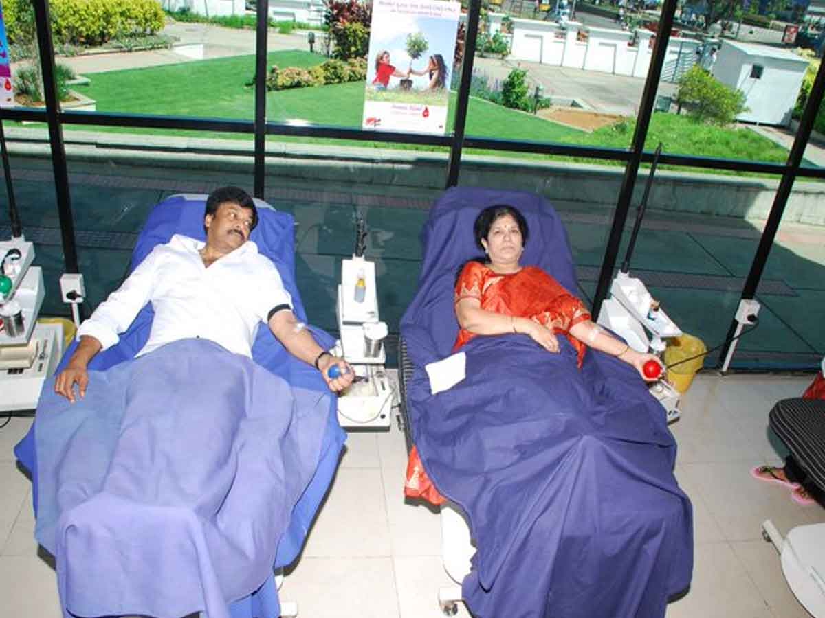 ర‌క్త‌దానం చేసిన చిరంజీవి దంప‌తులు