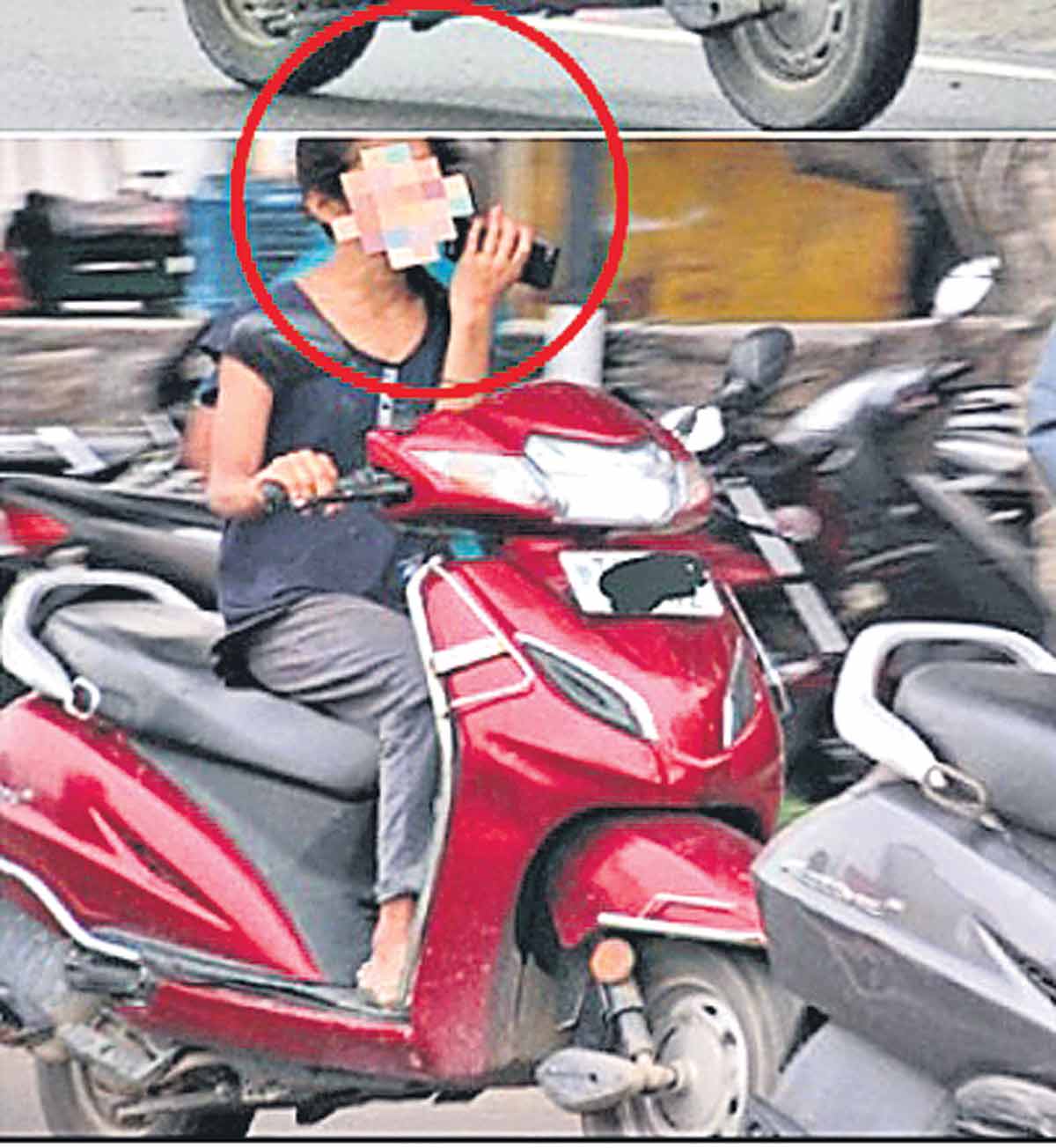 యువతి సెల్‌ఫోన్‌ డ్రైవింగ్‌.. 23 చలాన్‌లు