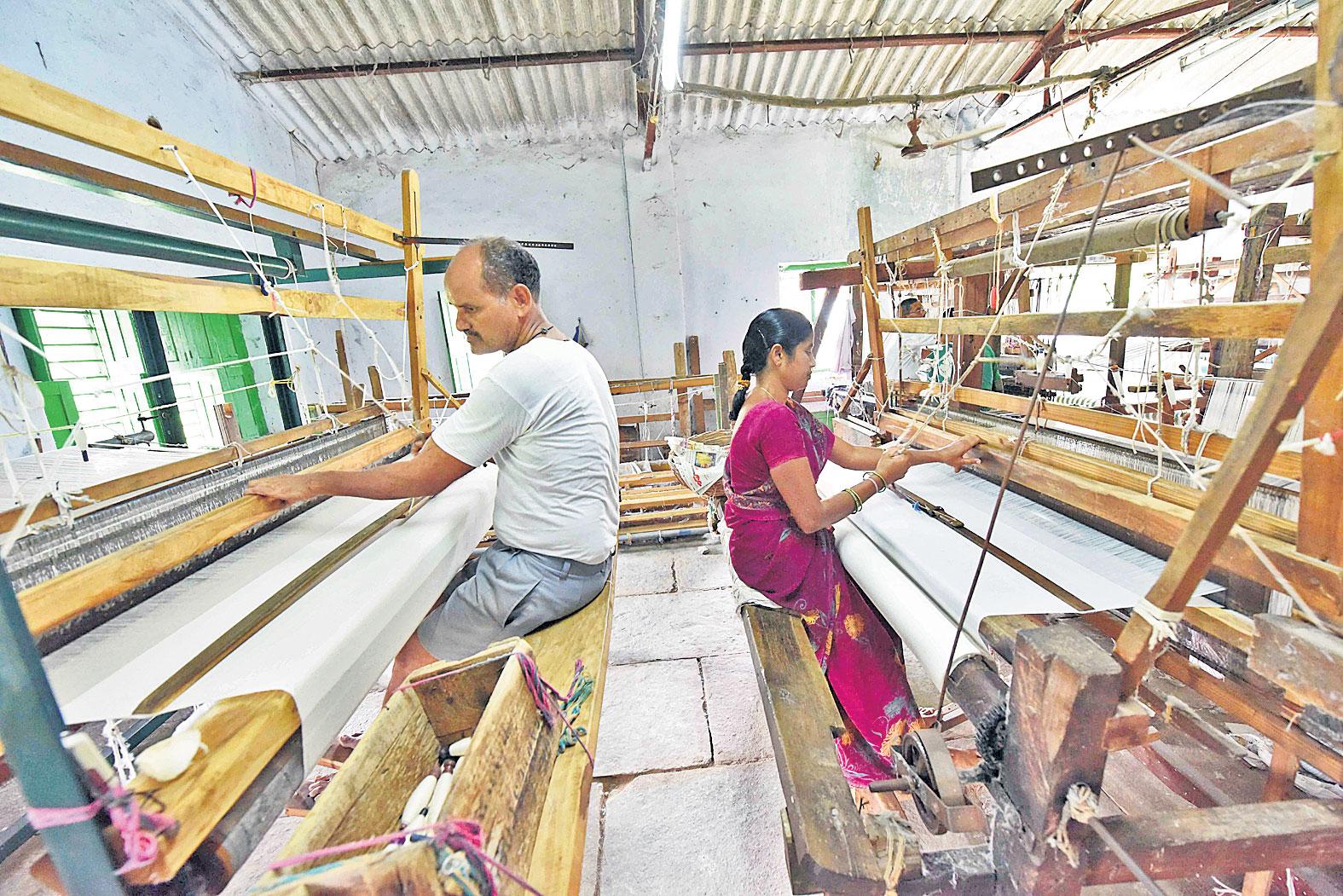 రెక్కాడుతున్నది, డొక్కాడుతున్నది