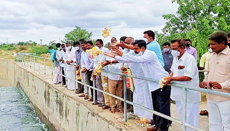 వరద నీటిని సద్వినియోగం చేసుకోవాలి
