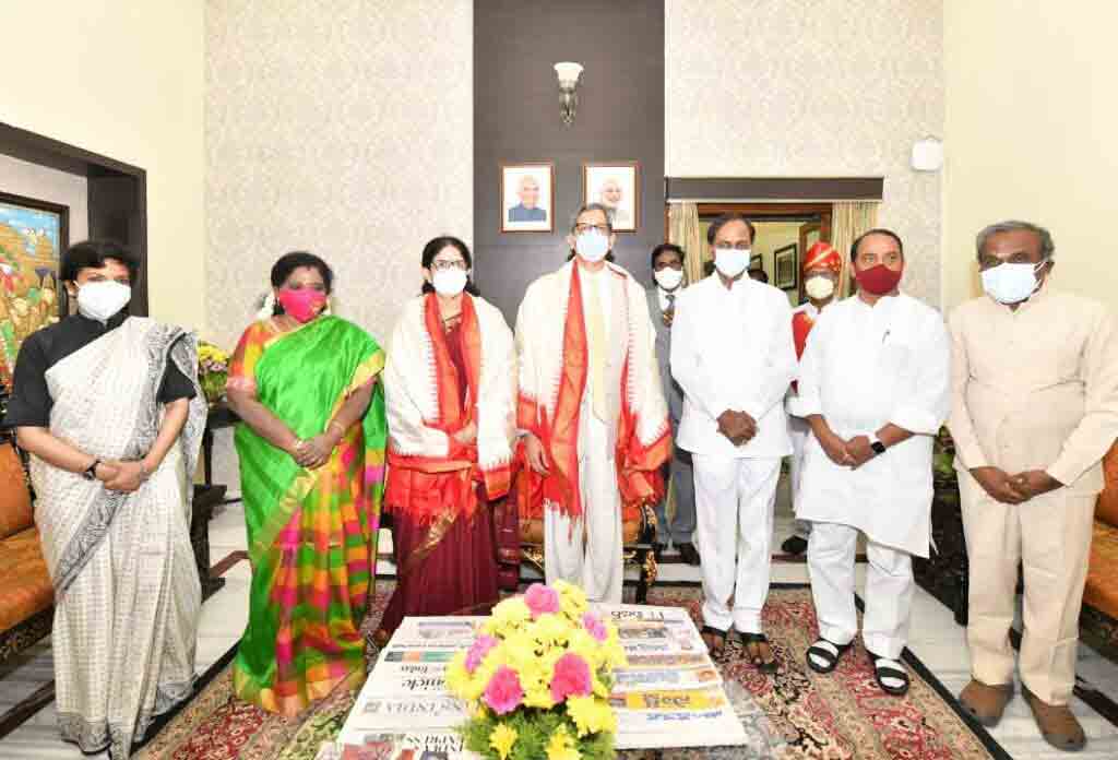 సీజేఐ ఎన్వీ రమణకు  స్వాగతం పలికిన గవర్నర్‌ తమిళిసై, సీఎం కేసీఆర్‌