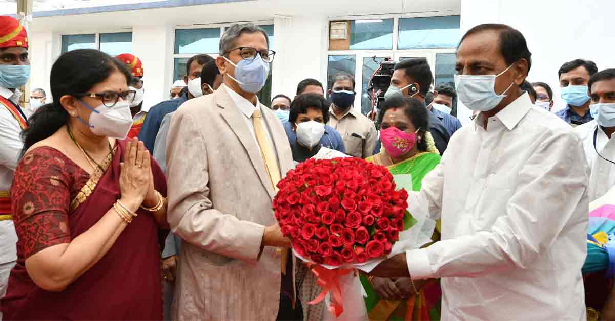 రాజ్‌భవన్‌లో గవర్నర్ తమిళిసై విందు..హాజరైన సీఎం కేసీఆర్‌