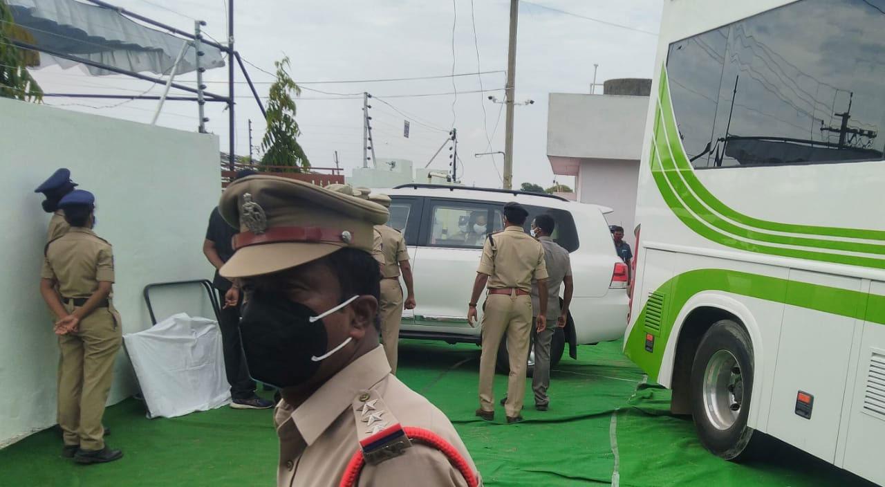 ఎమ్మెల్యే బాల్క సుమన్‌ను పరామర్శించిన సీఎం కేసీఆర్‌