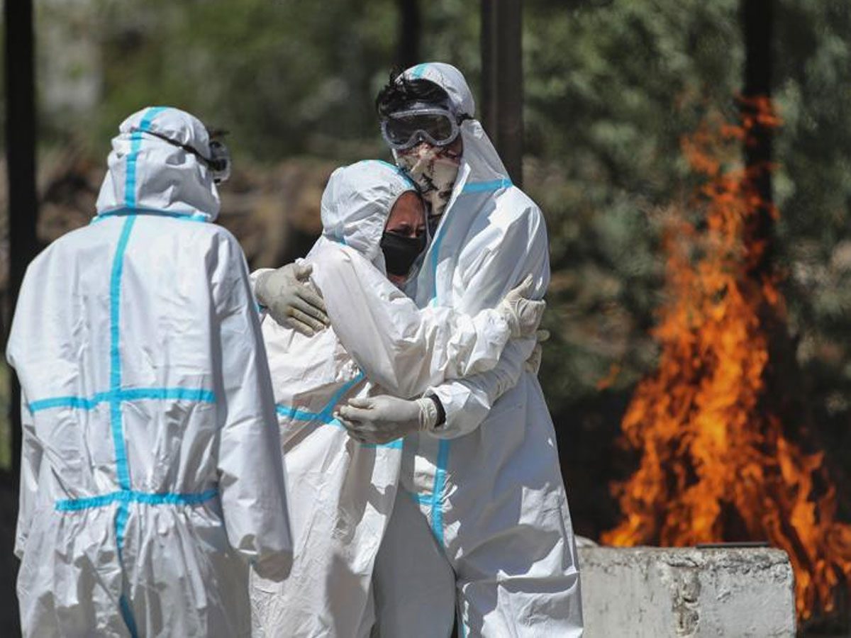 క‌రోనా మృతుల అంత్య‌క్రియ‌ల‌కు వెళ్లొచ్చా ? మ‌ర‌ణించిన వ్య‌క్తి శ‌రీరంలో వైర‌స్ ఎంత‌సేపు బ‌తికి ఉంటుంది?