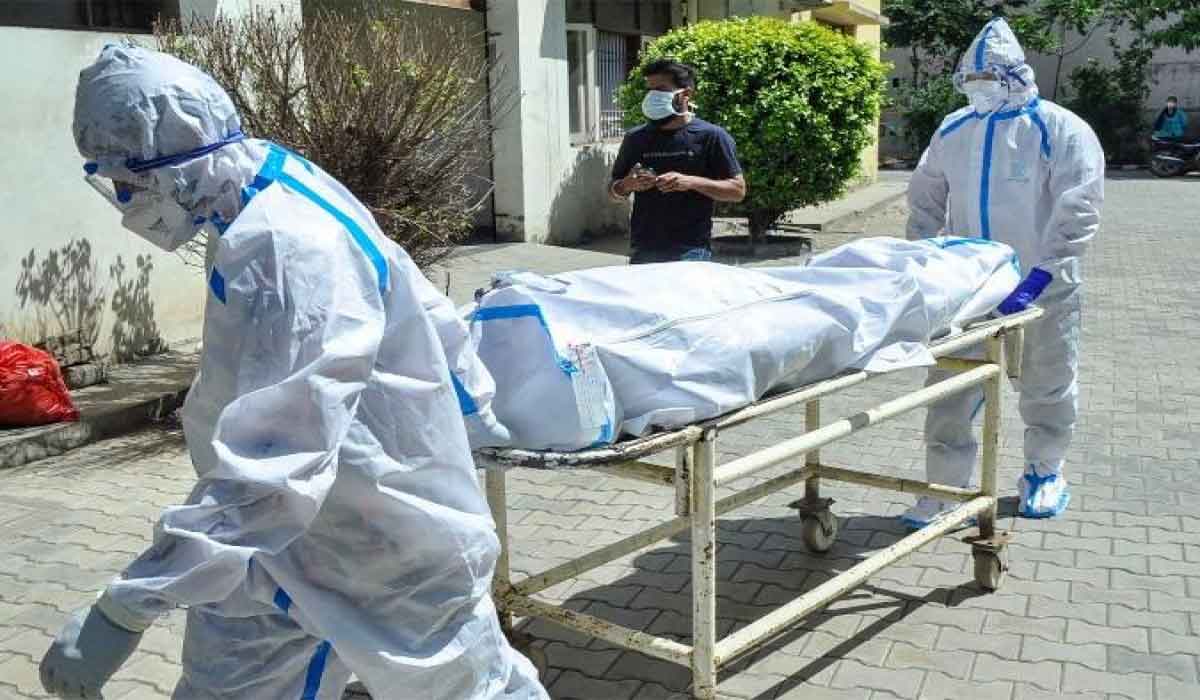 కరోనా మృతదేహానికి రెండున్నర నెలల తర్వాత అంత్యక్రియలు