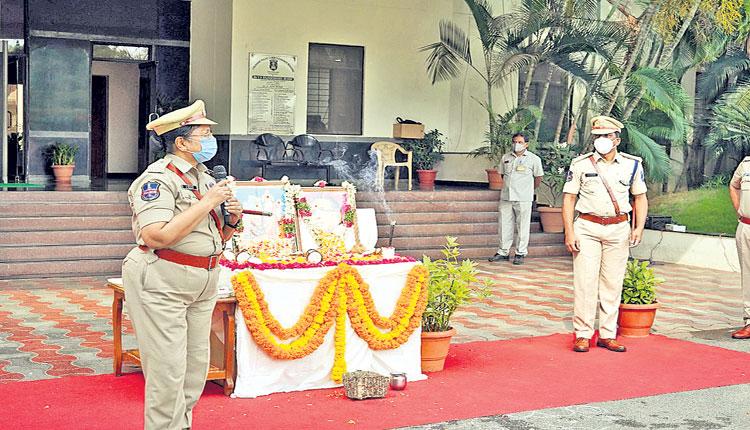 పోలీసులకు ఉత్తమ సేవా పతకాలు