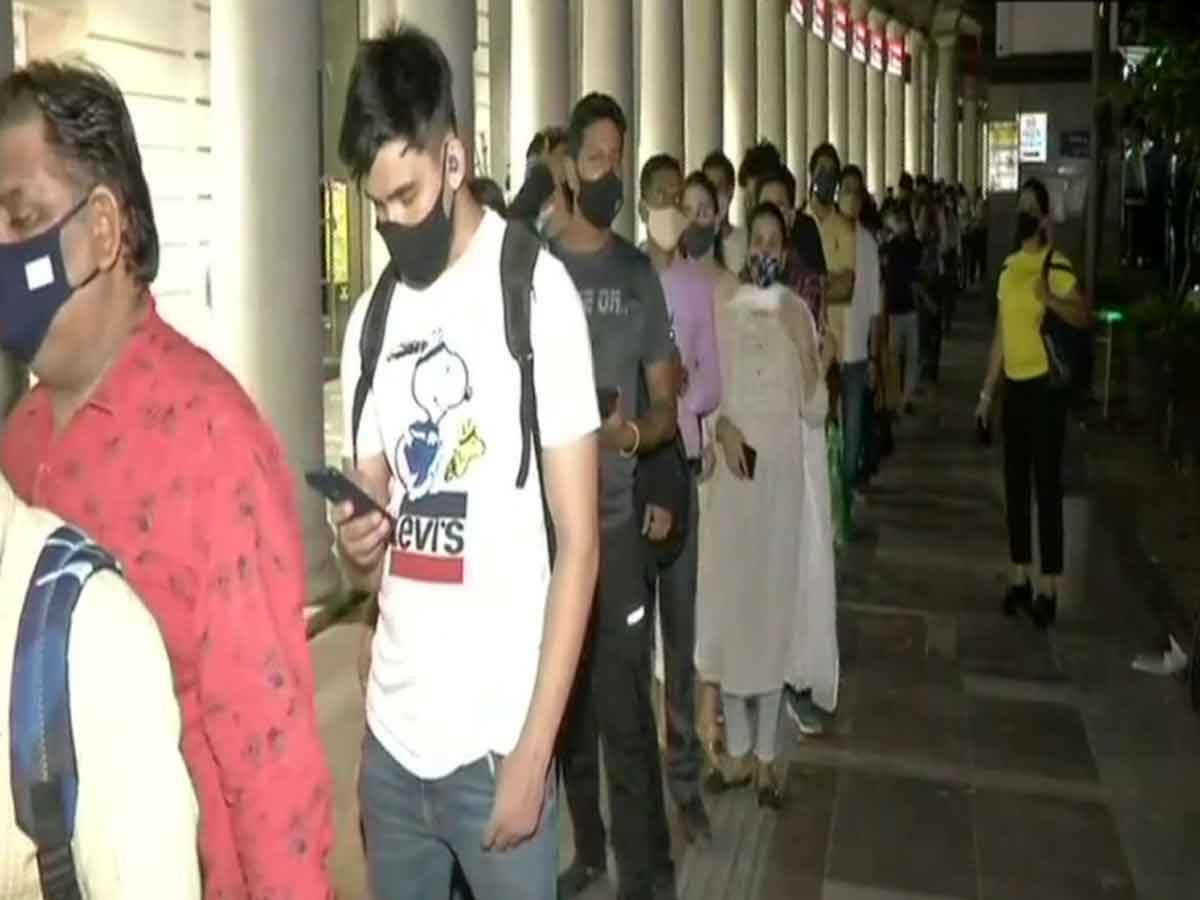 ఢిల్లీ మెట్రో స్టేష‌న్ల వ‌ద్ద బారులు తీరిన ప్ర‌యాణికులు