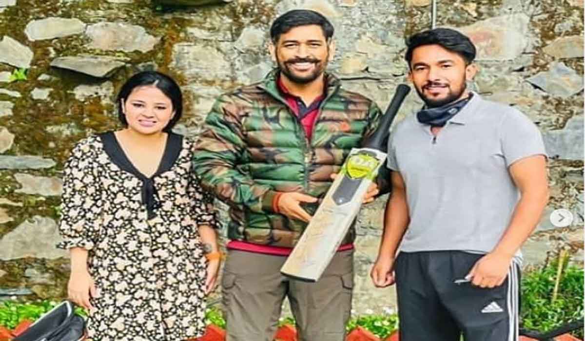 పెద్ద పెద్ద మీసాల‌తో కొత్త లుక్‌లో ధోనీ.. ఫొటోలు వైర‌ల్‌